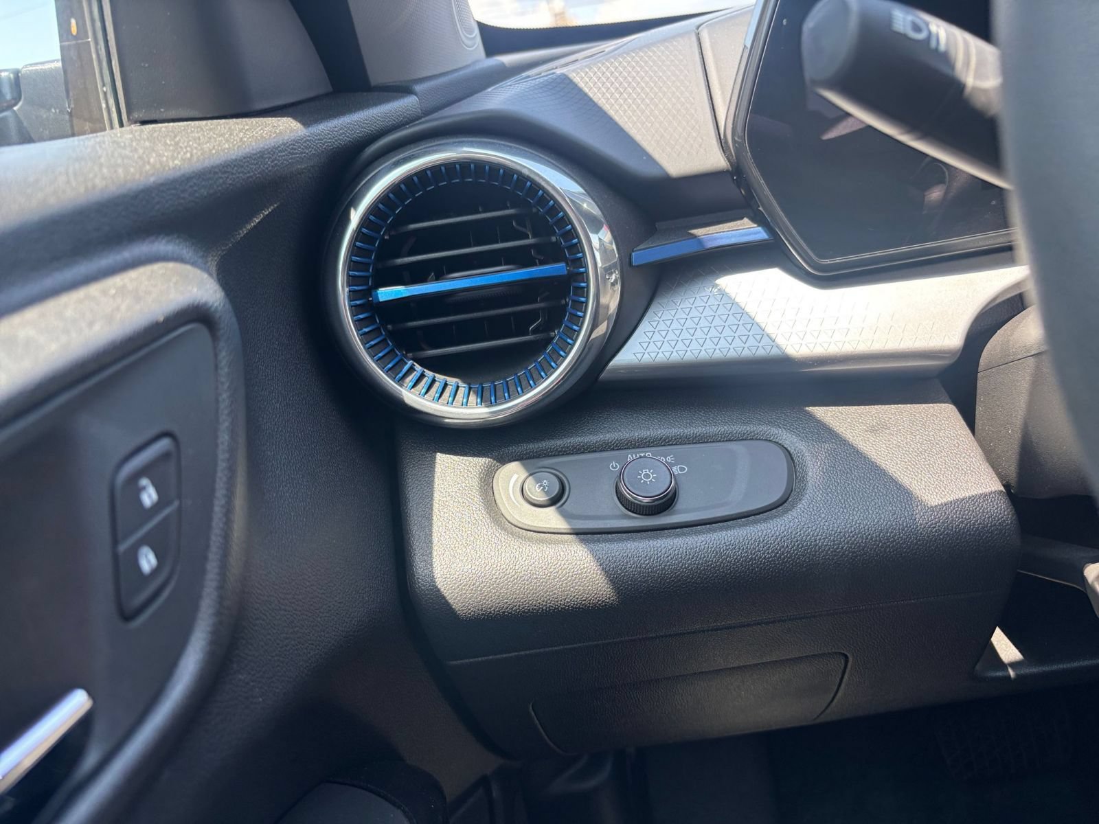 Used 2025 Chevrolet Trax LT FWD image 28