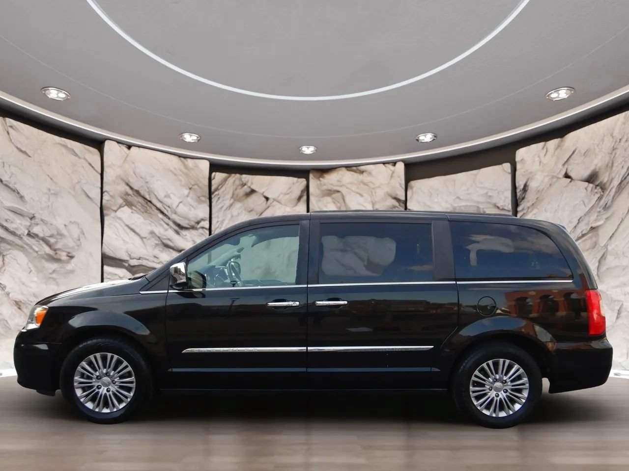 Used 2015 Chrysler Town & Country Touring-L w/ Driver Convenience Group FWD image 9