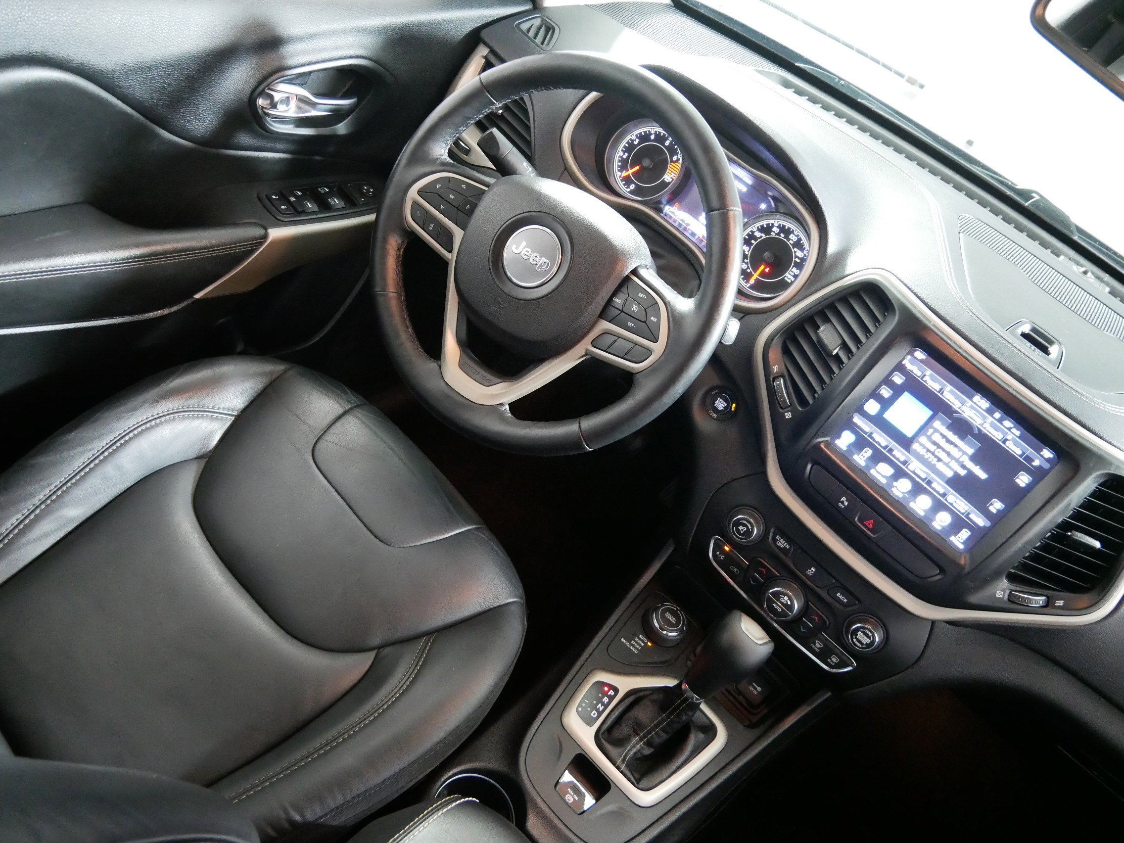 Used 2018 Jeep Cherokee Limited image 9