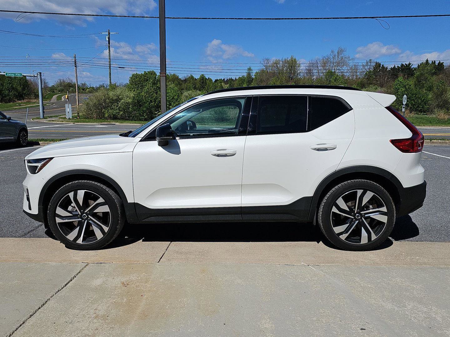 Used 2025 Volvo XC40 B5 Plus w/ Protection Package Premier image 3