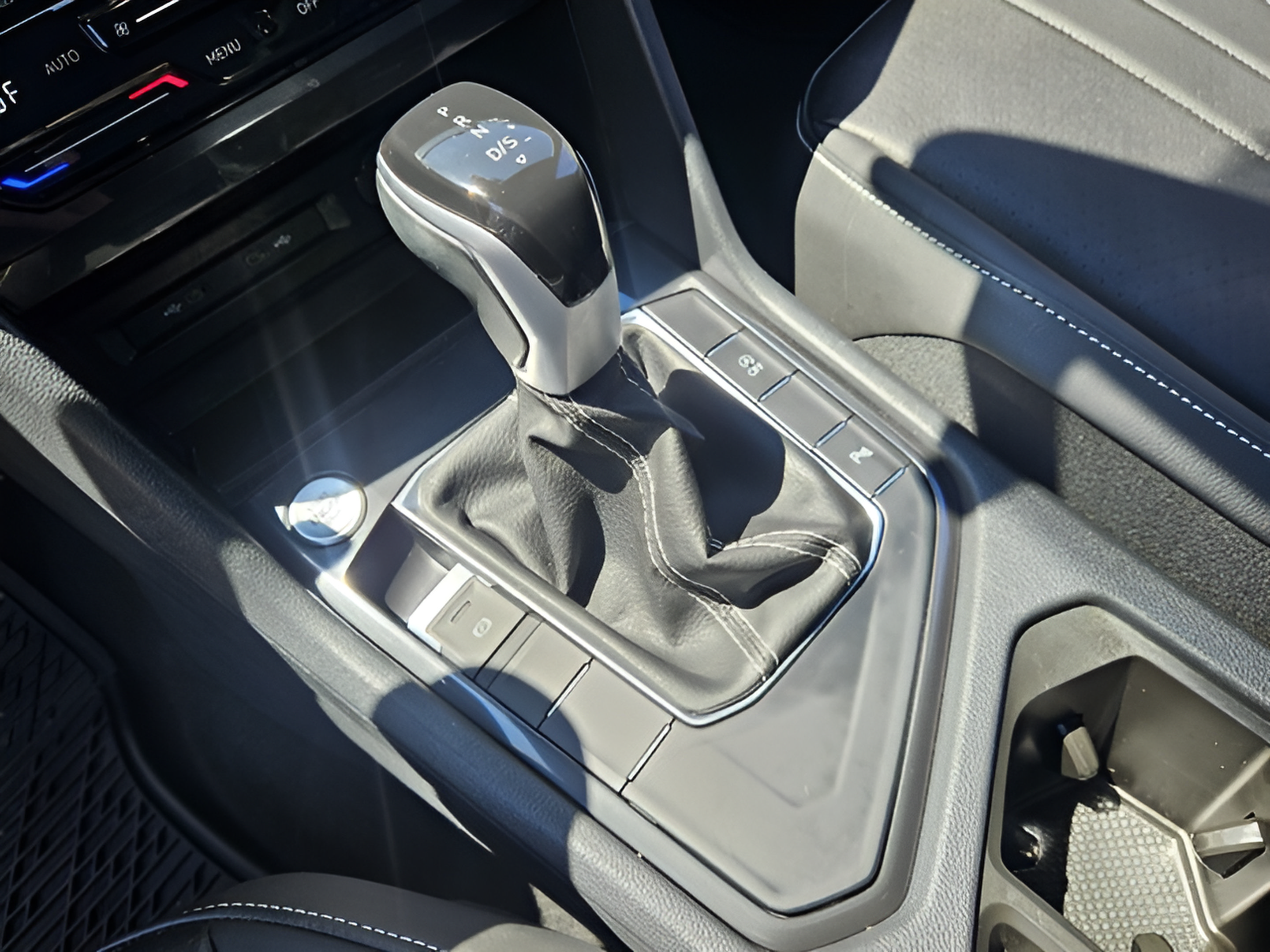 Certified 2023 Volkswagen Tiguan SE R-Line FWD image 16