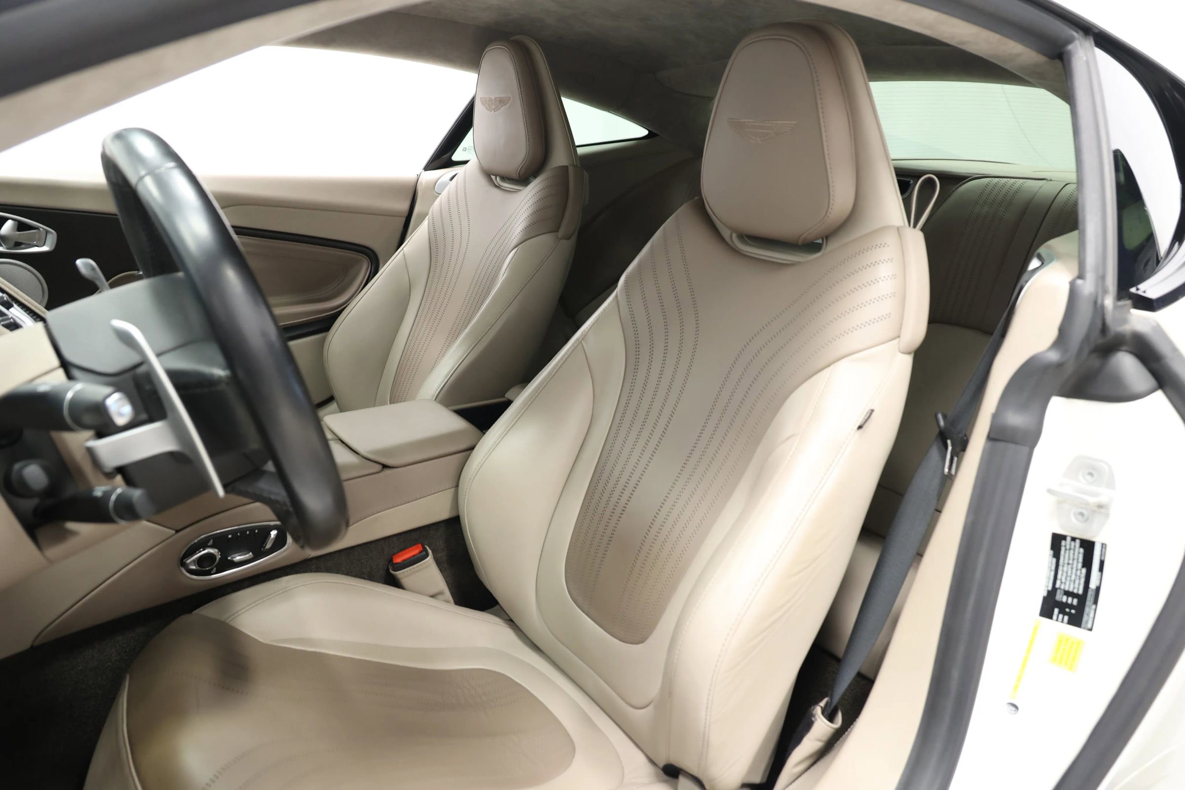 Used 2018 Aston Martin DB11 Coupe image 15