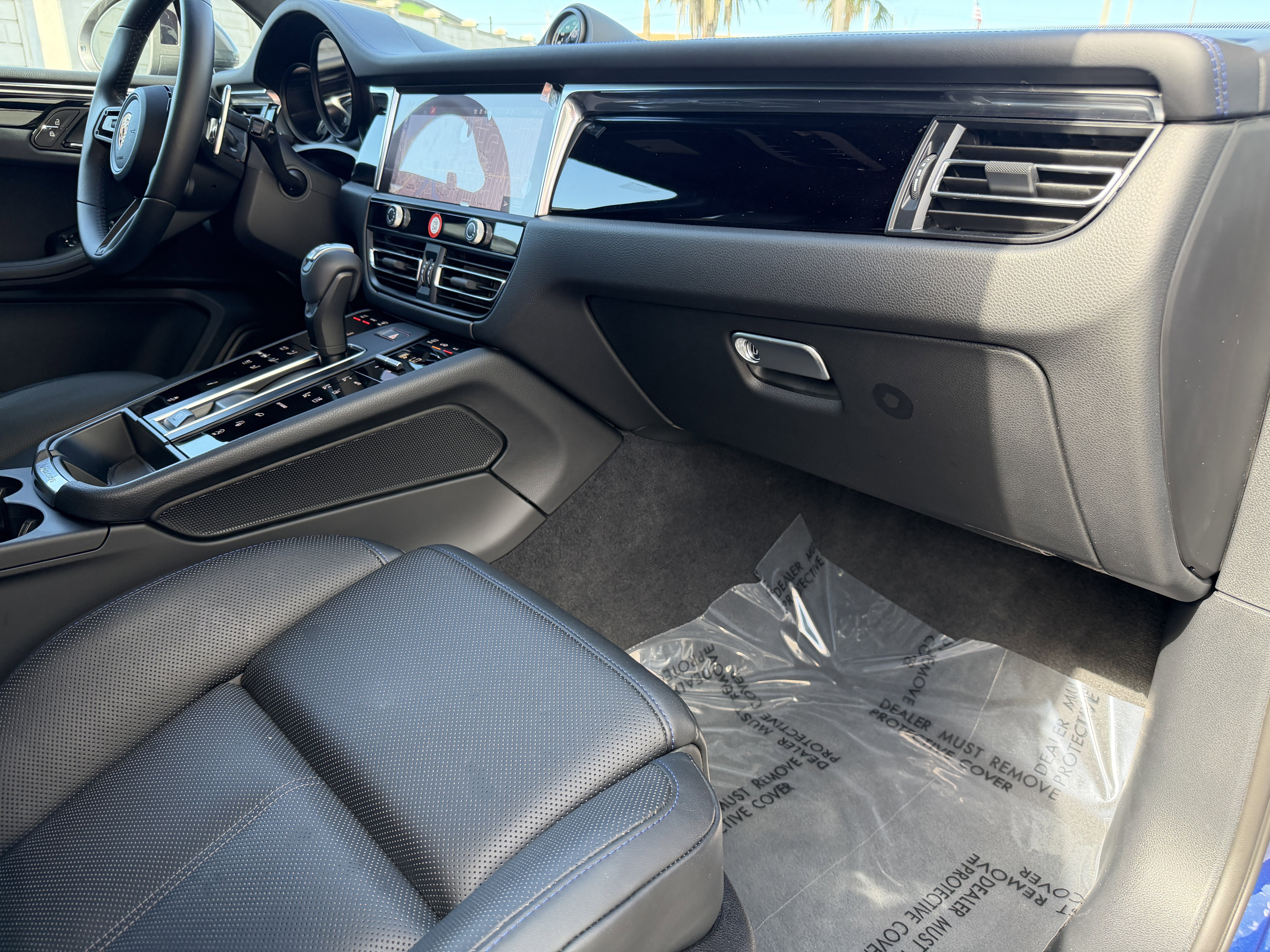 Certified 2025 Porsche Macan Turbo image 17