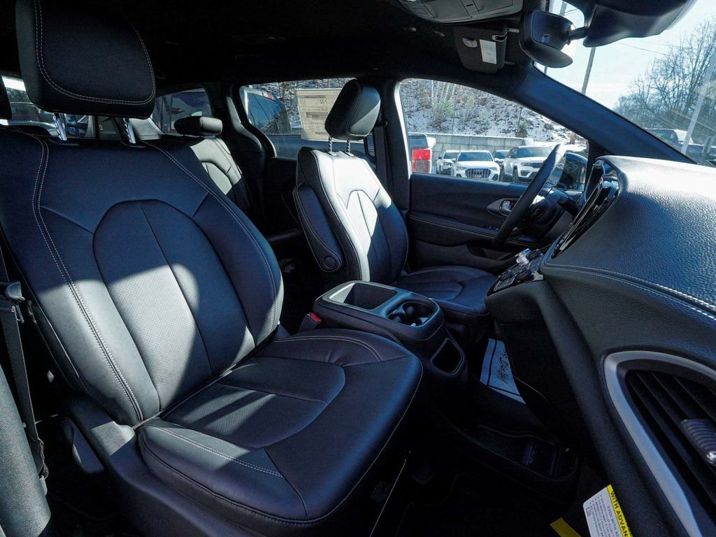 New 2026 Chrysler Pacifica Select FWD image 39