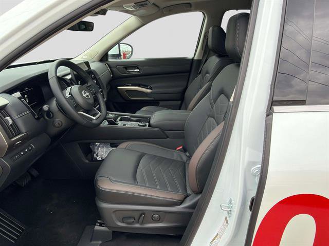 New 2025 Nissan Pathfinder Platinum w/ Black Appearance Package image 6