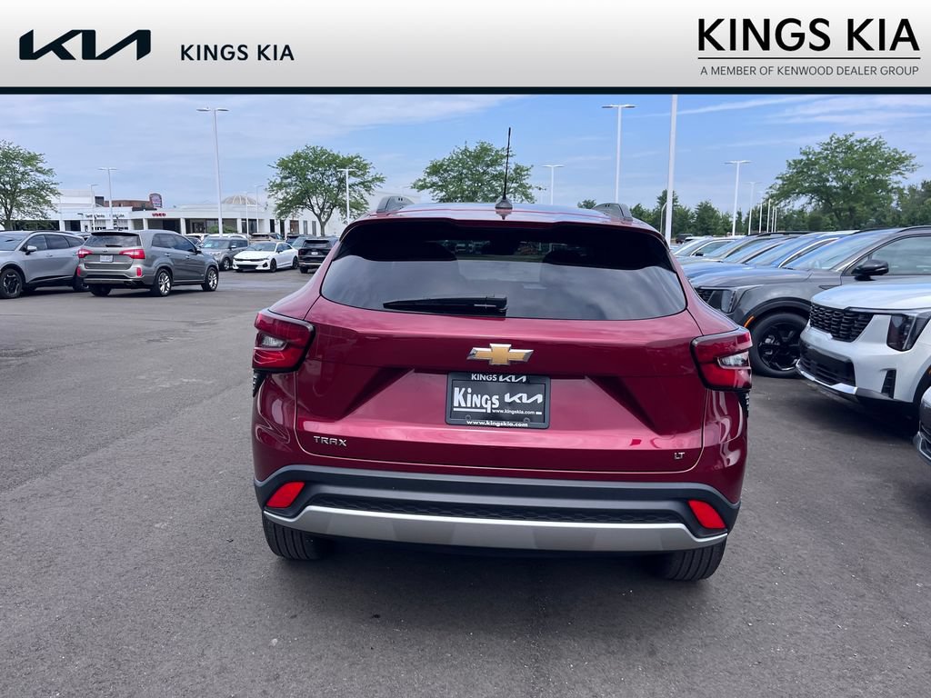 Used 2024 Chevrolet Trax LT w/ Driver Confidence Package FWD image 4