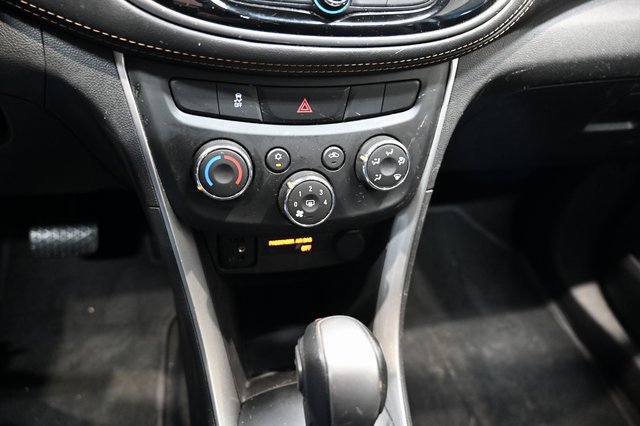 Used 2022 Chevrolet Trax LT w/ Sport Edition image 17