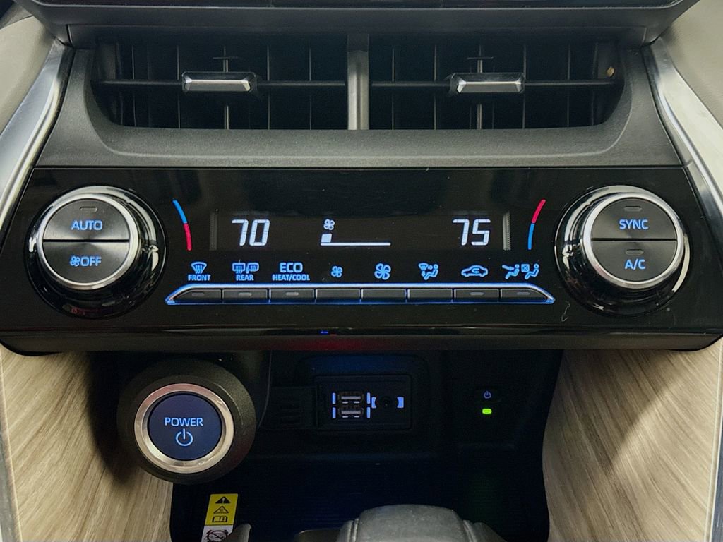 Used 2022 Toyota Venza XLE image 16