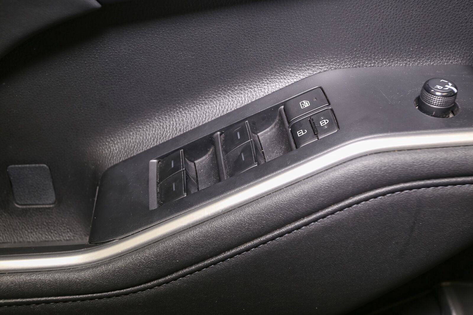 Used 2023 Toyota Highlander XLE AWD/4WD image 46