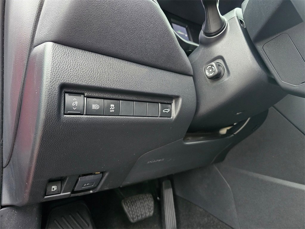 Used 2022 Toyota Venza LE image 27