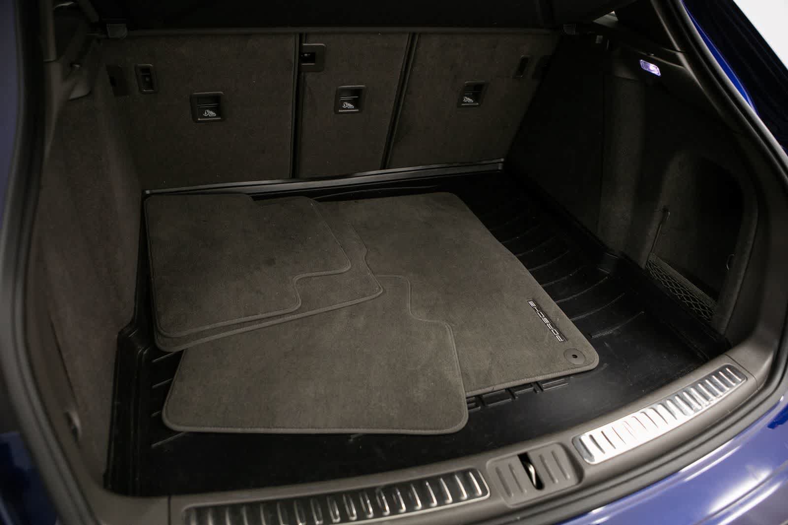 Certified 2023 Porsche Macan AWD/4WD image 36