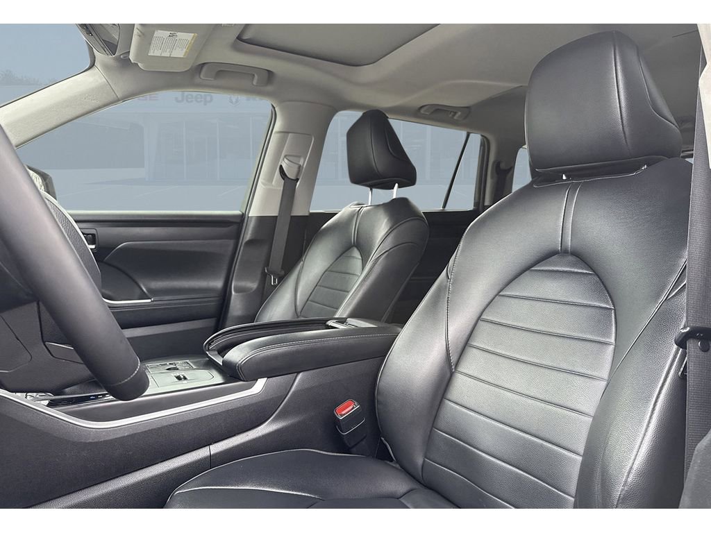 Used 2023 Toyota Highlander XLE FWD image 11