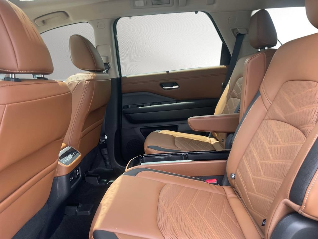 Used 2025 Nissan Pathfinder Platinum FWD image 11