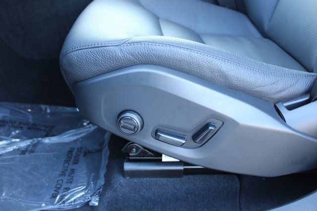 Used 2025 Volvo XC60 B5 Plus image 14