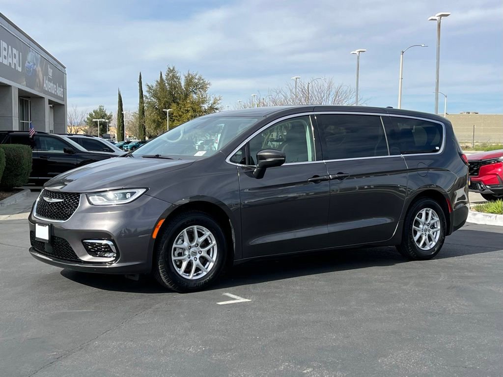 Used 2023 Chrysler Pacifica Touring-L image 5