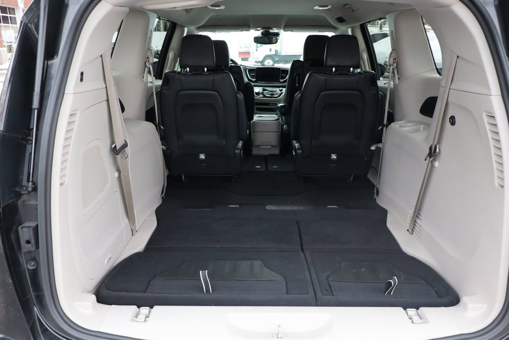 Used 2021 Chrysler Pacifica Touring-L w/ Uconnect Theater Family Group image 37