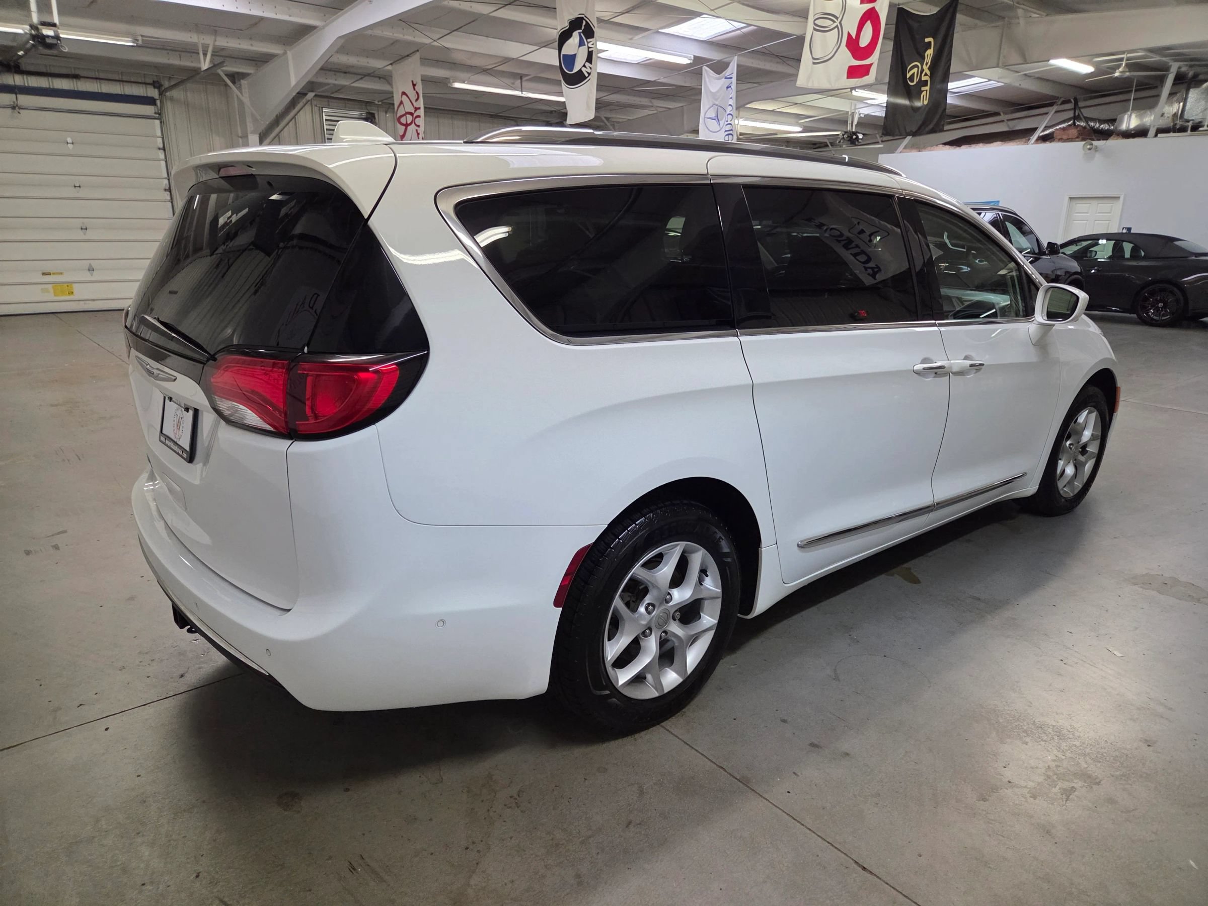 Used 2018 Chrysler Pacifica Touring-L Plus FWD image 8