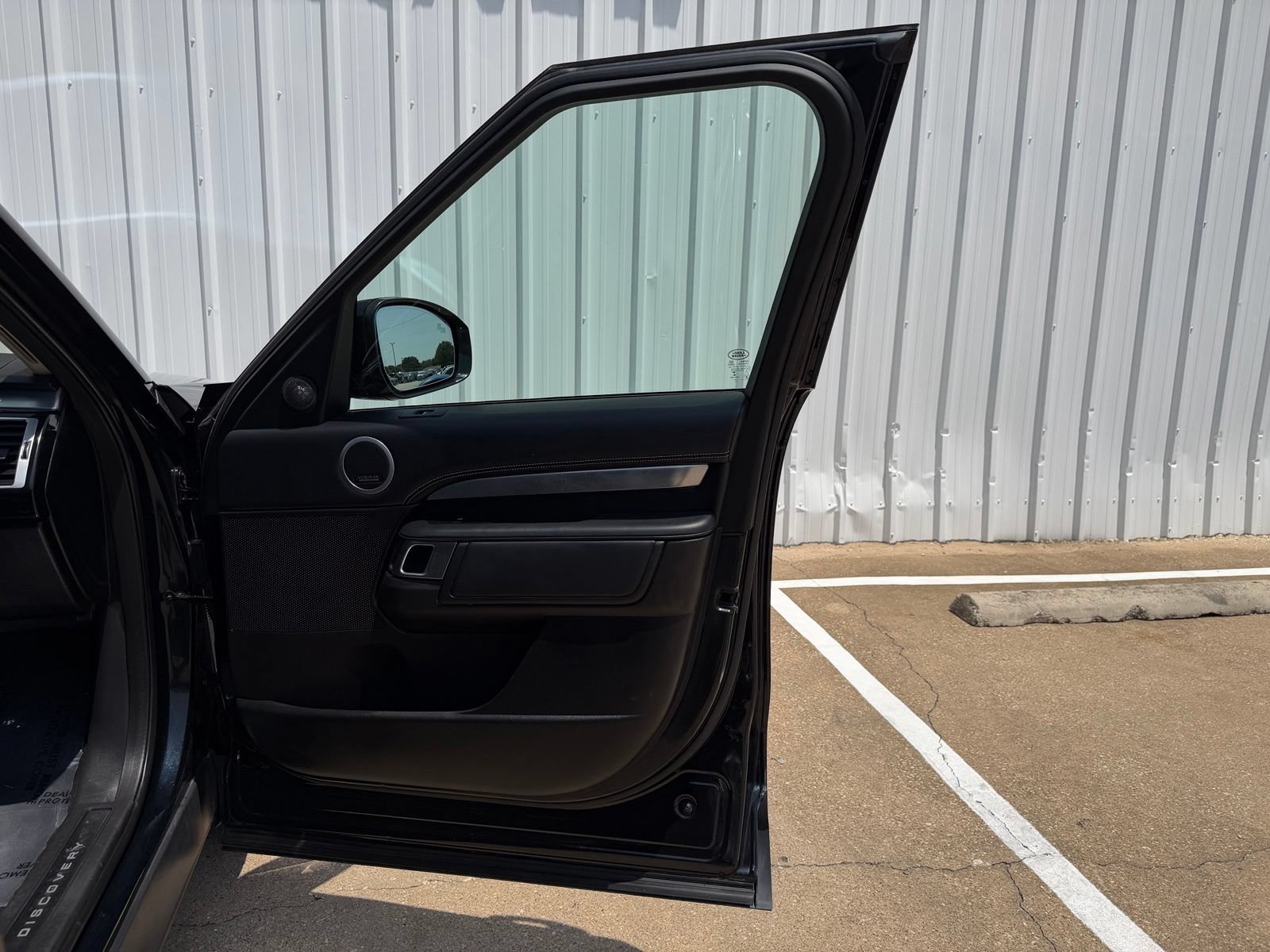 Used 2017 Land Rover Discovery First Edition AWD/4WD image 27