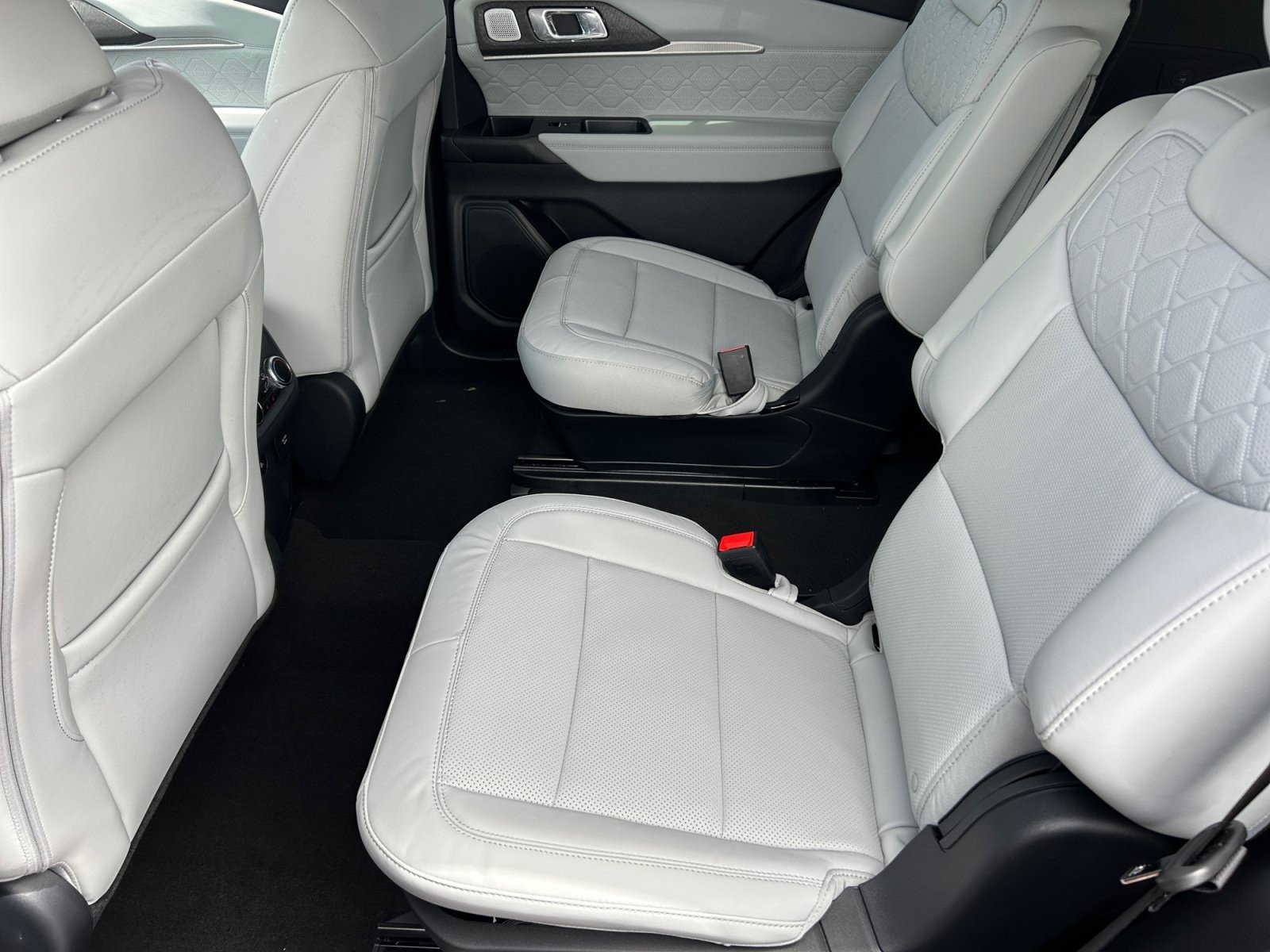 New 2026 Ford Explorer Platinum w/ LUX Leather Package AWD/4WD image 17