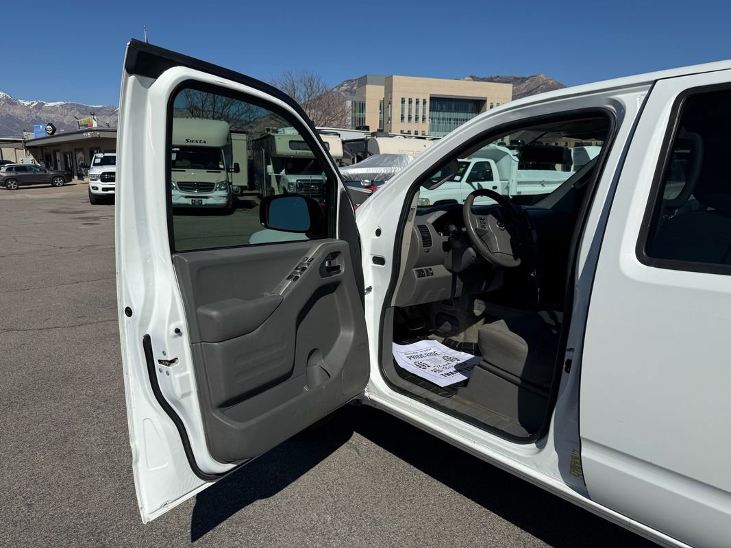 Used 2016 Nissan Frontier SV image 9