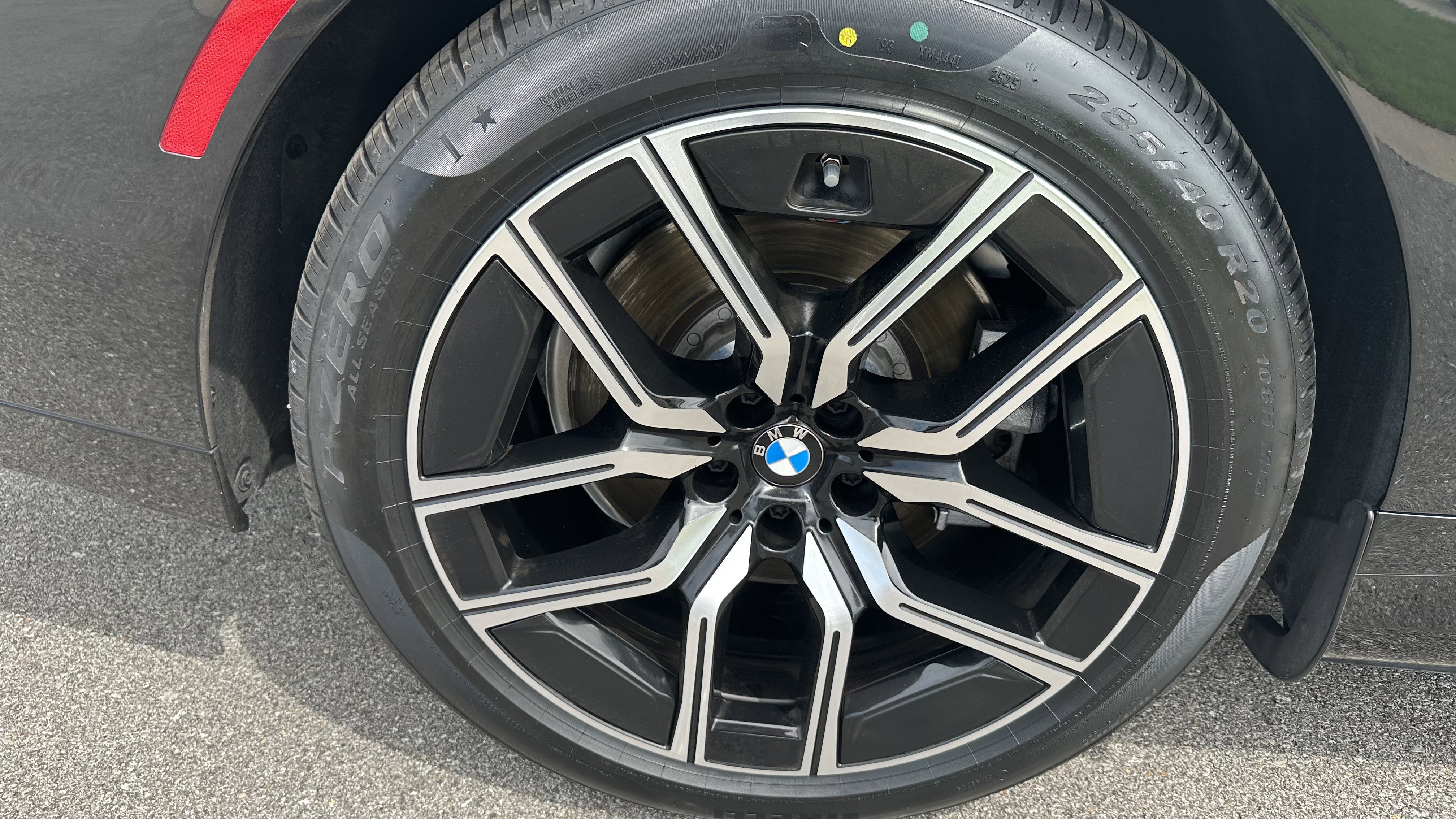 Certified 2025 BMW i7 xDrive60 w/ Premium Package AWD/4WD image 14