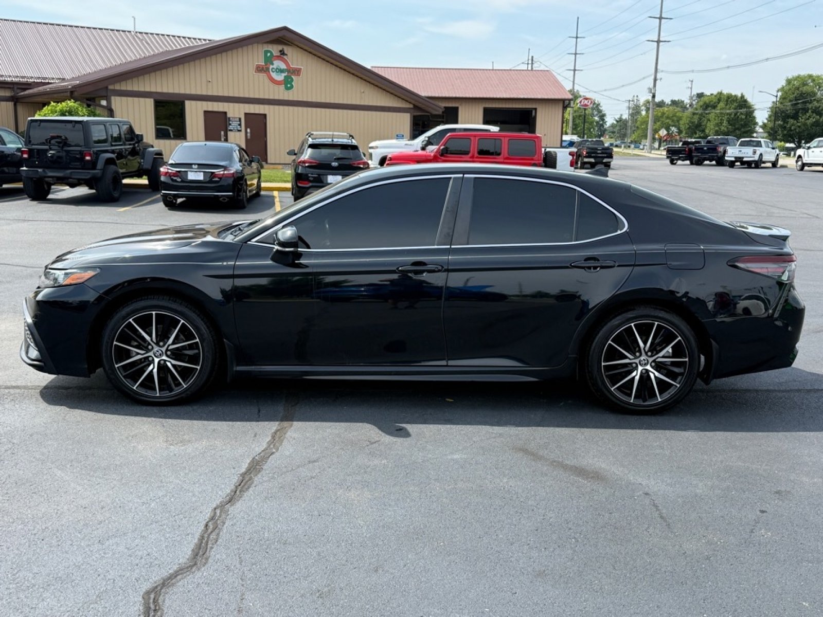Used 2022 Toyota Camry SE w/ Convenience Package FWD image 5