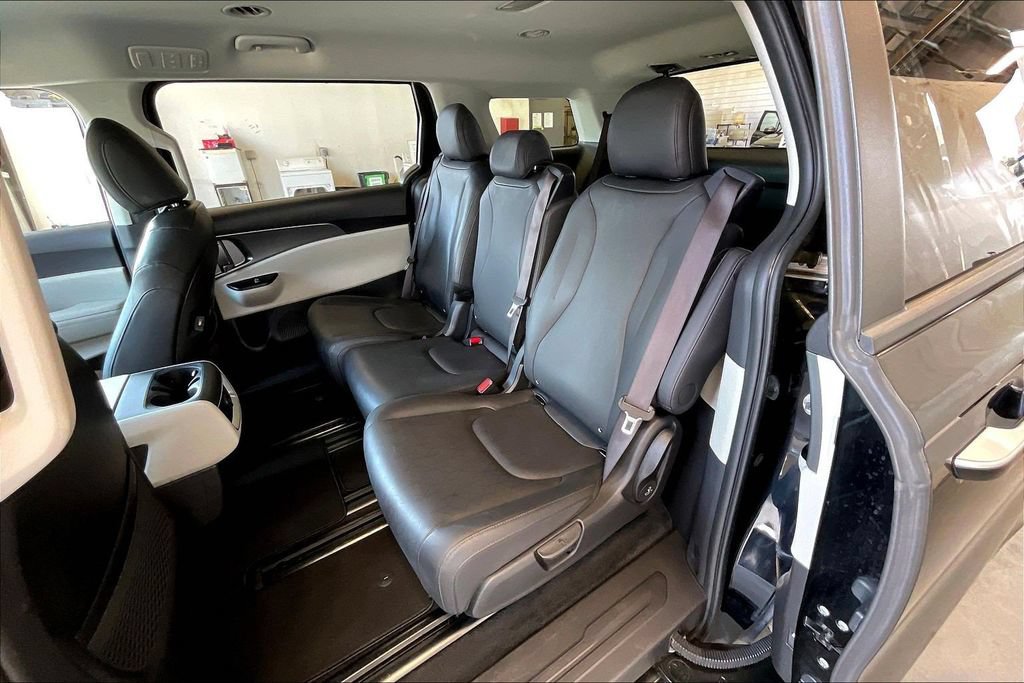 Used 2024 Kia Carnival LX FWD image 24