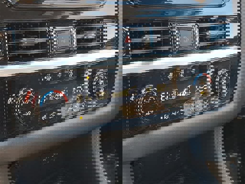 Used 2024 Nissan Pathfinder SV image 16