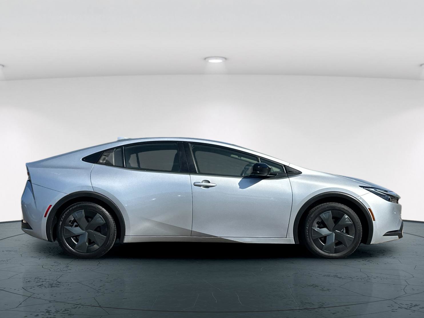 Used 2024 Toyota Prius LE FWD image 7