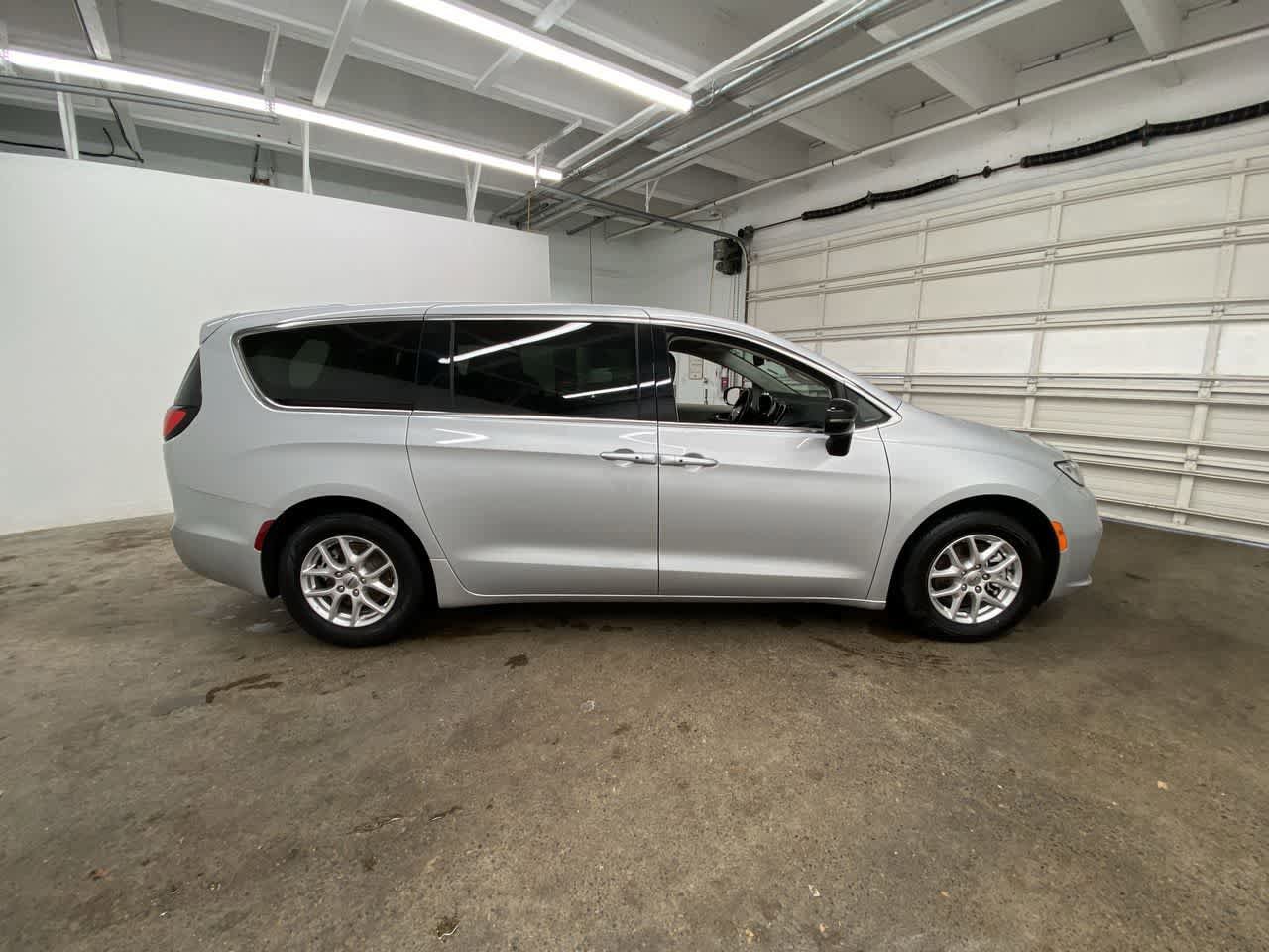 Used 2024 Chrysler Pacifica Touring-L FWD image 7