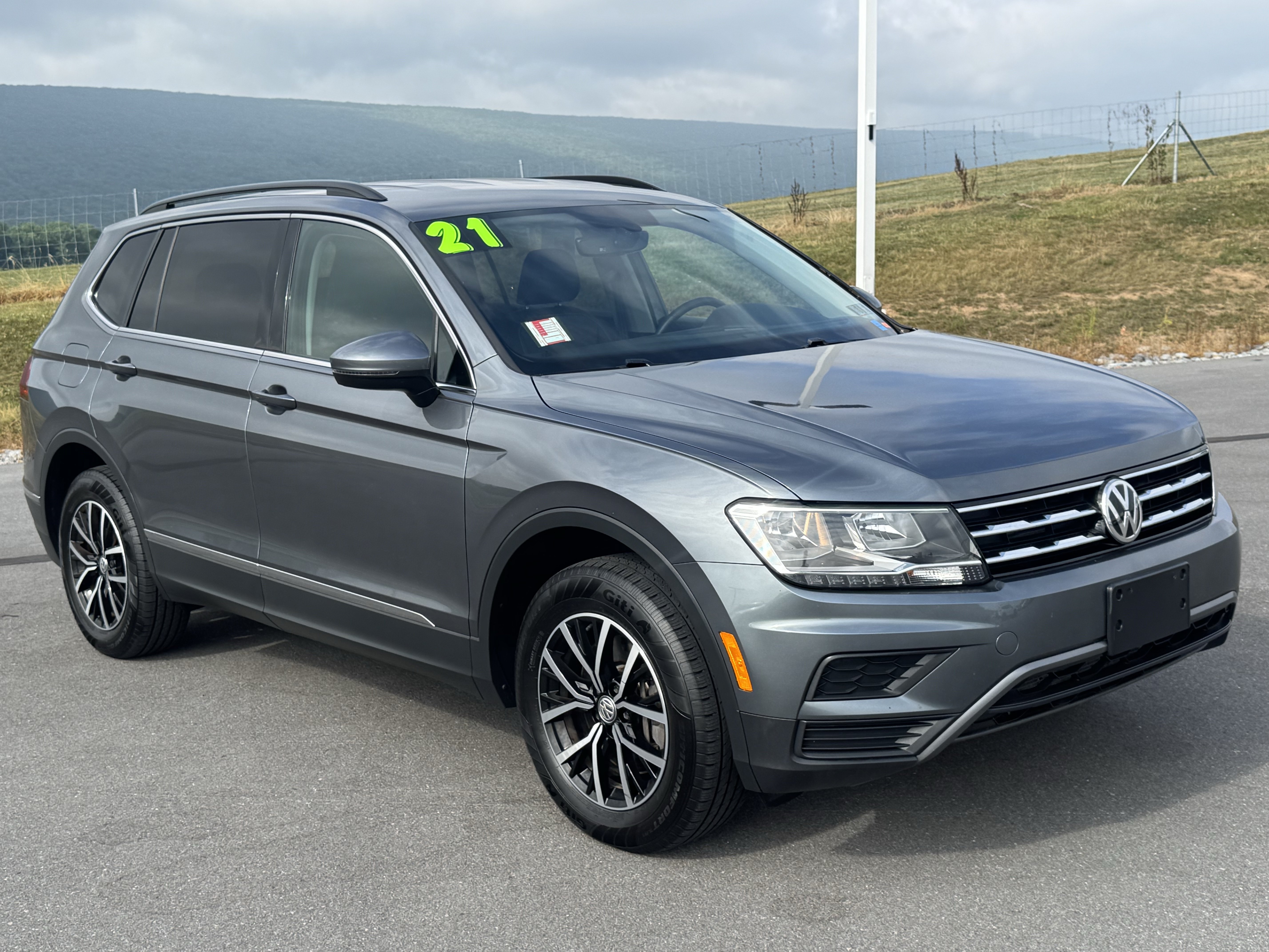 Used 2021 Volkswagen Tiguan SE AWD/4WD image 1