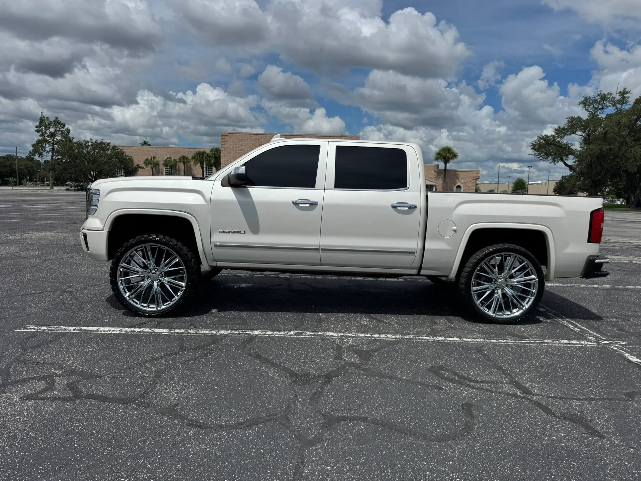 Used 2015 GMC Sierra 1500 Denali w/ Driver Alert Package AWD/4WD image 9