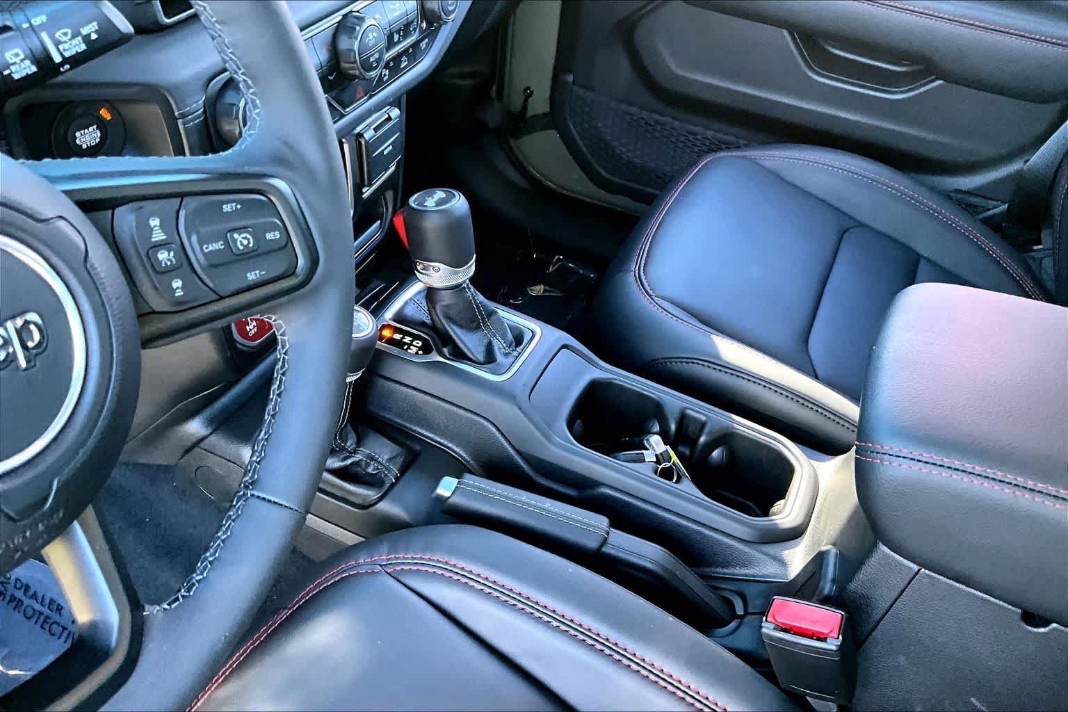 Used 2025 Jeep Wrangler Rubicon AWD/4WD image 16