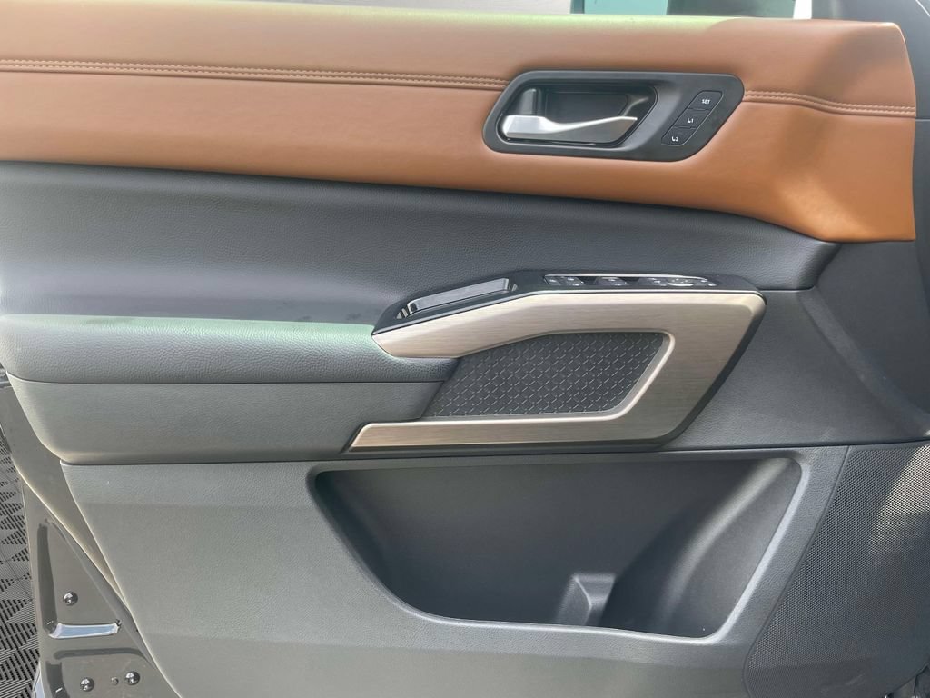 Used 2025 Nissan Pathfinder Platinum FWD image 19