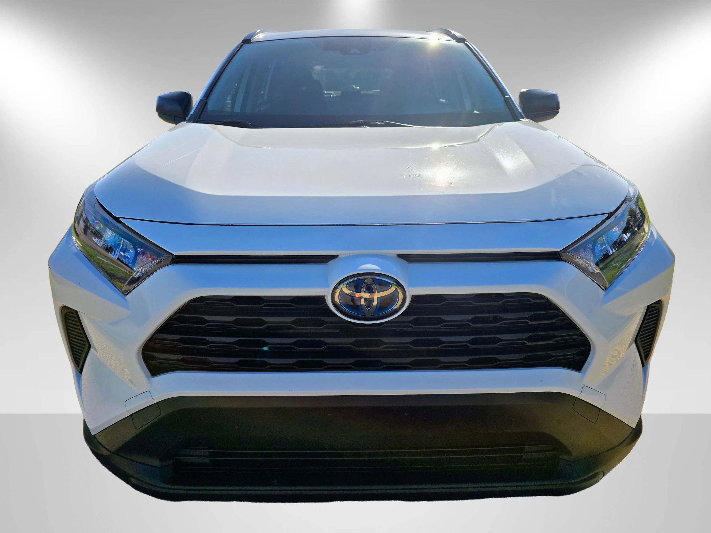 Used 2020 Toyota RAV4 LE image 2