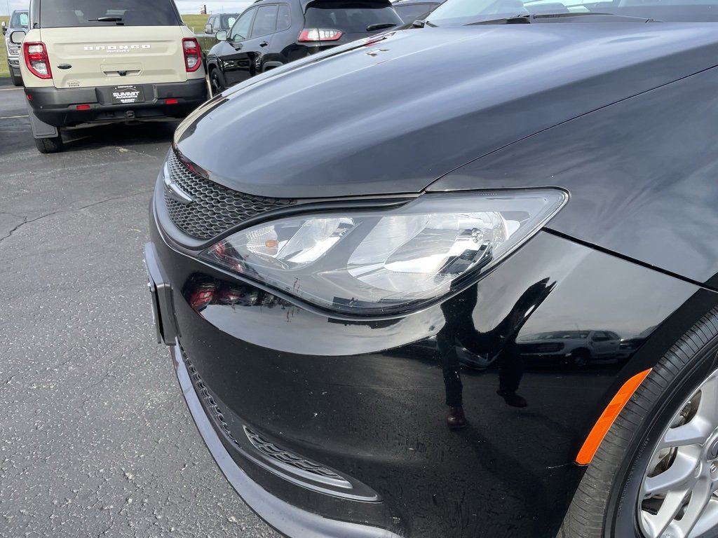 Used 2024 Chrysler Voyager LX image 34