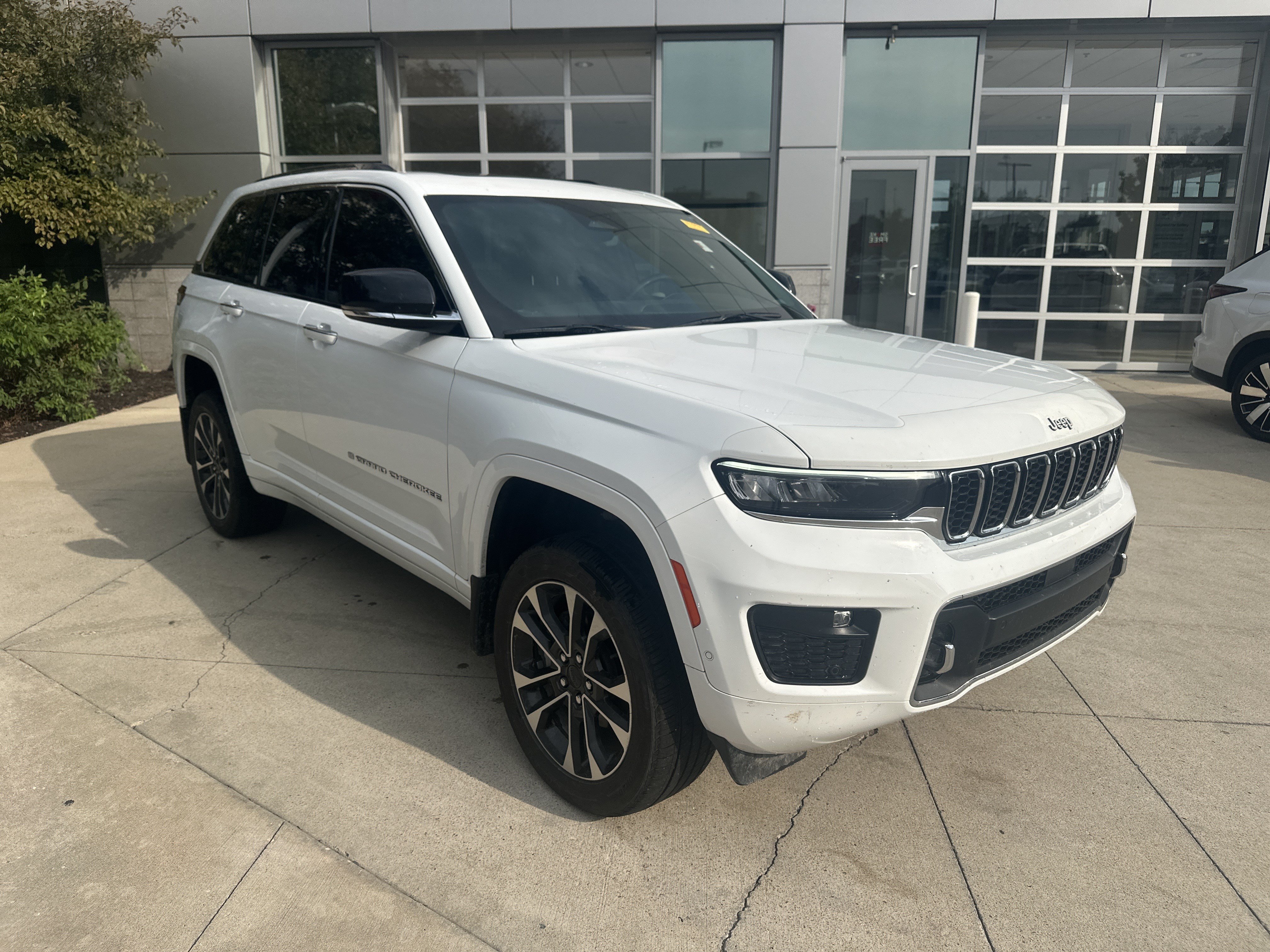 Used 2022 Jeep Grand Cherokee Overland w/ Luxury Tech Group IV AWD/4WD image 2