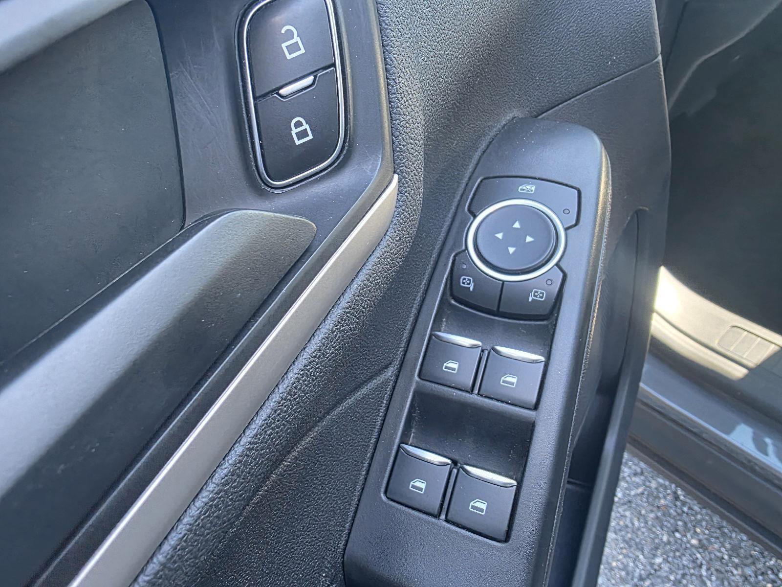 Used 2022 Ford Escape SE w/ SE Sport Appearance Package image 11