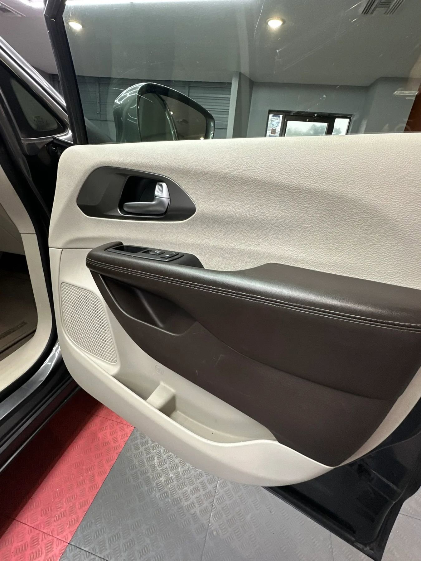 Used 2017 Chrysler Pacifica Touring-L FWD image 29