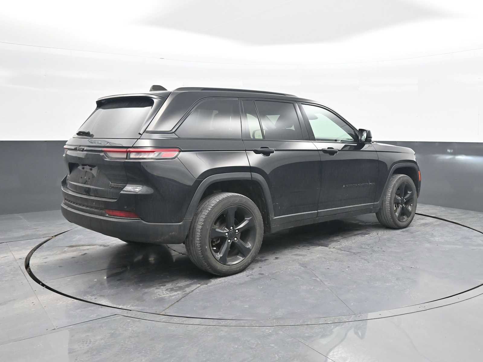 Used 2023 Jeep Grand Cherokee Limited w/ Black Appearance Package image 8