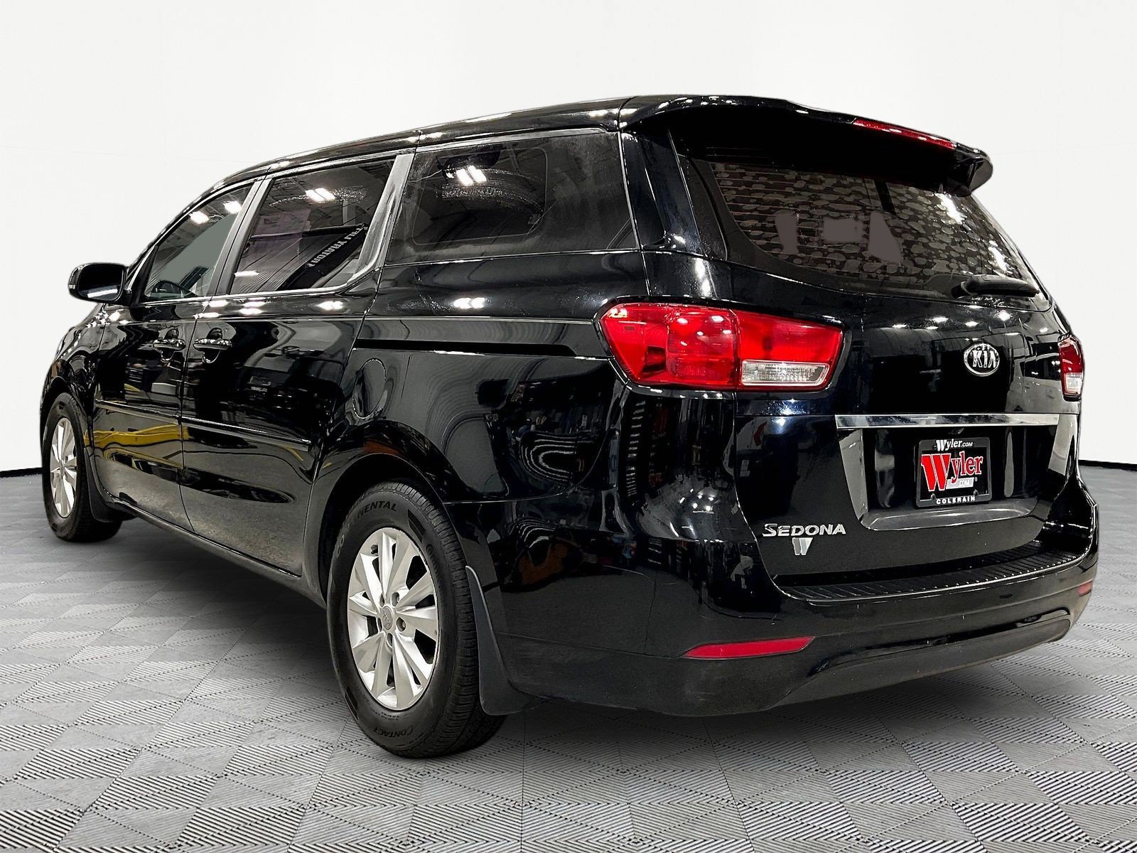 Used 2017 Kia Sedona L FWD image 4