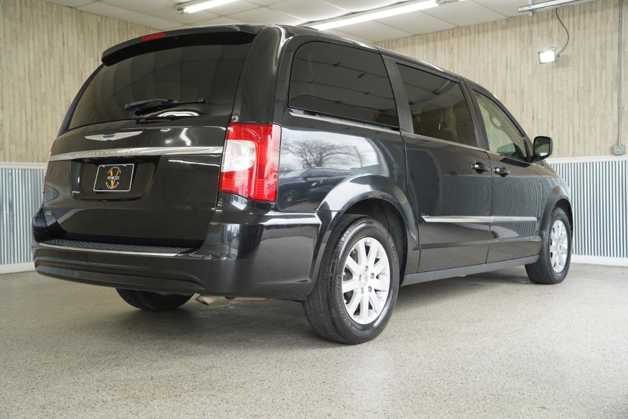 Used 2016 Chrysler Town & Country Touring FWD image 10