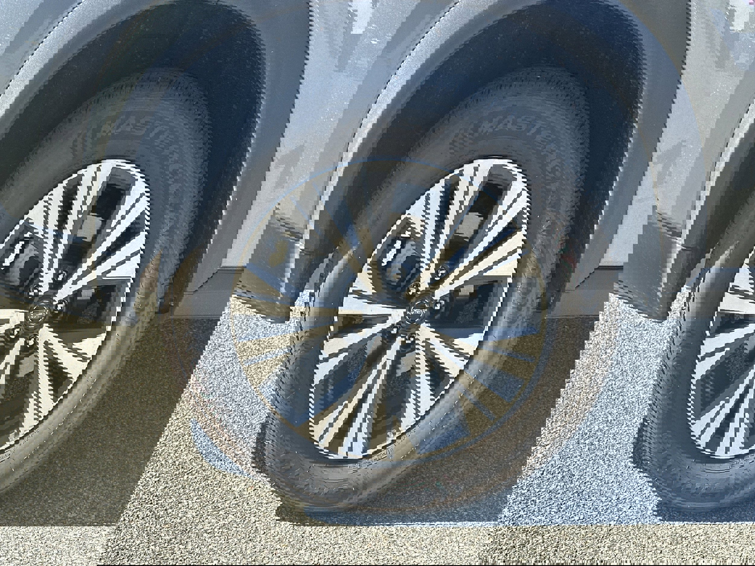 Used 2023 Nissan Rogue SV image 17