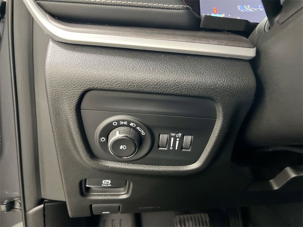 Used 2022 Jeep Grand Cherokee Limited image 18