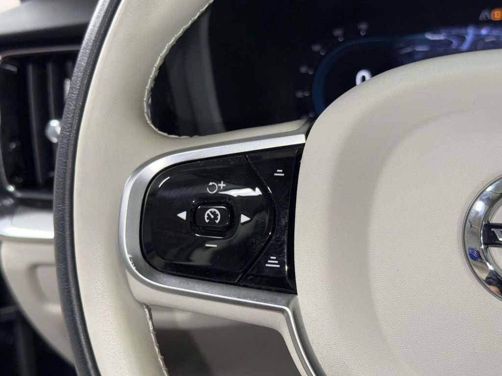 Used 2025 Volvo S60 T8 Plus image 29