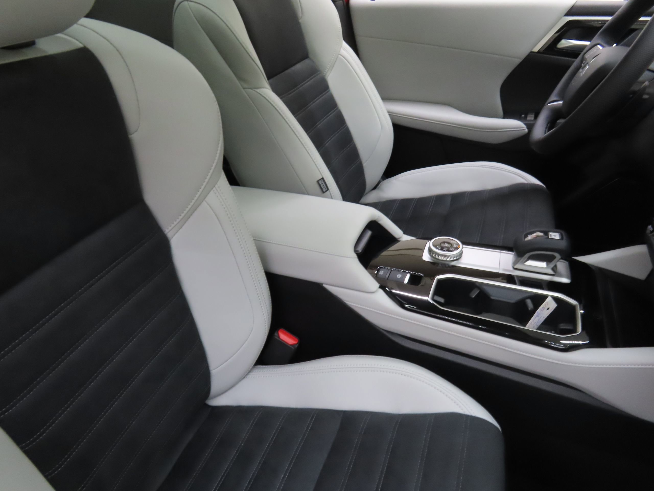 New 2025 Mitsubishi Outlander SE image 26