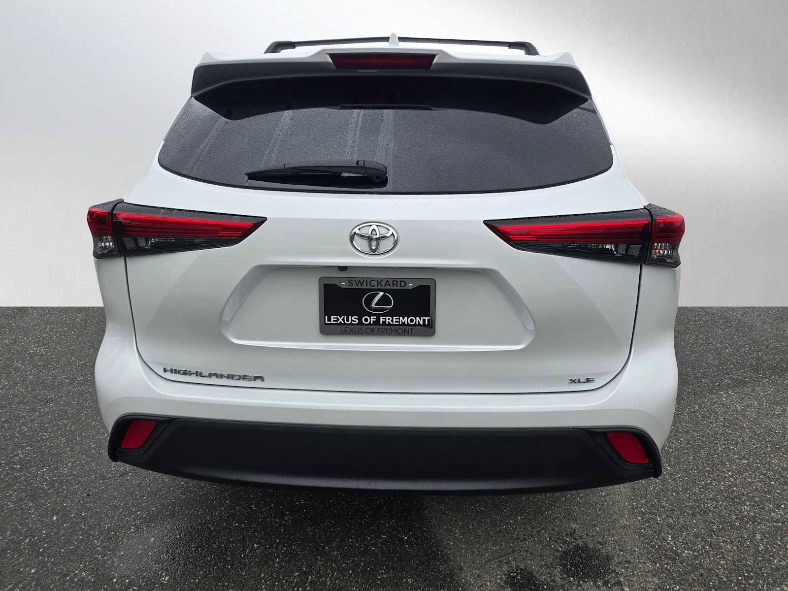 Used 2023 Toyota Highlander XLE FWD image 4
