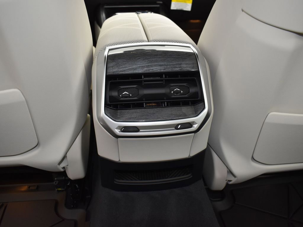 Certified 2024 BMW 760i xDrive w/ Executive Package image 18