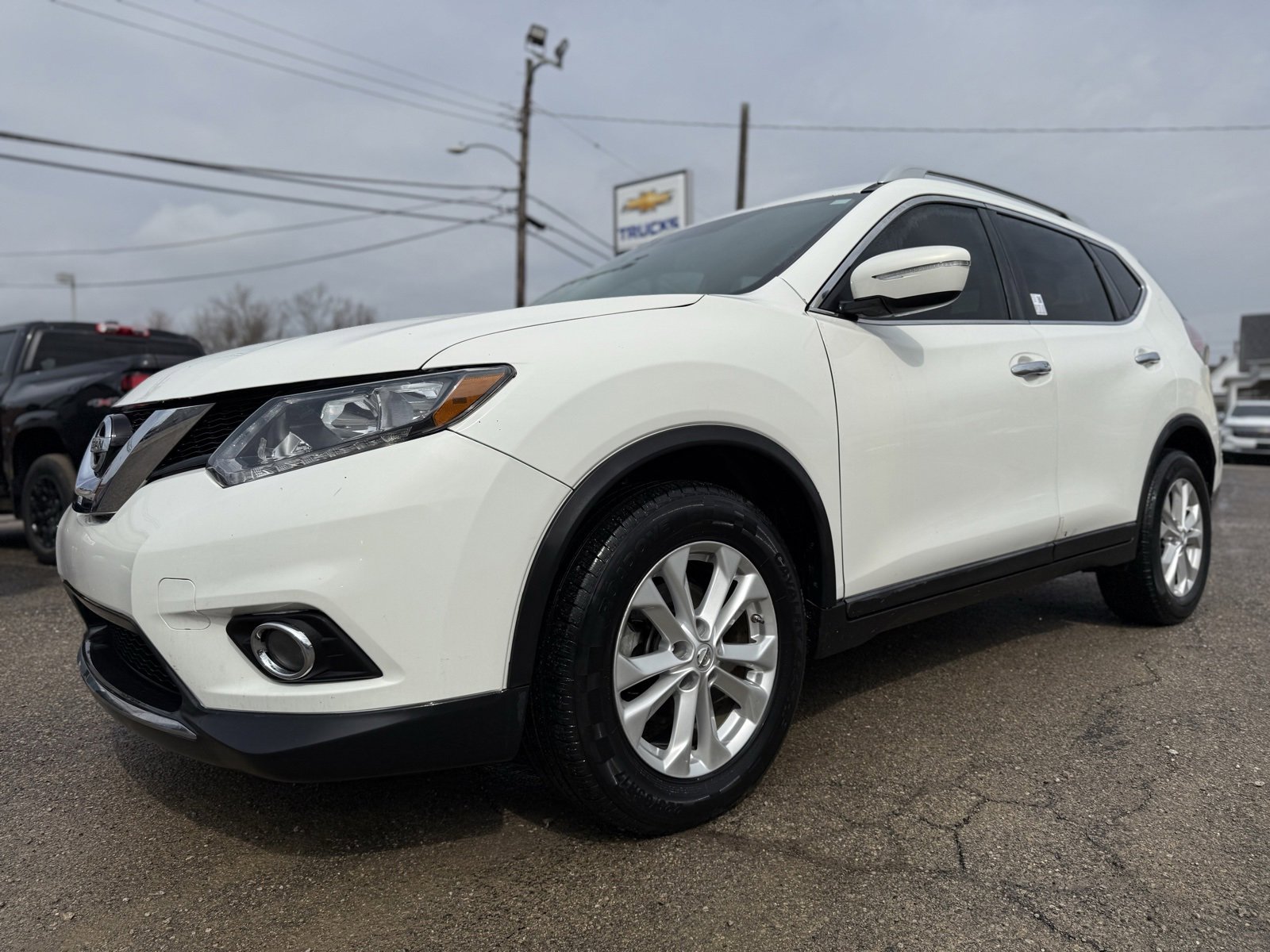 Used 2014 Nissan Rogue SV image 2