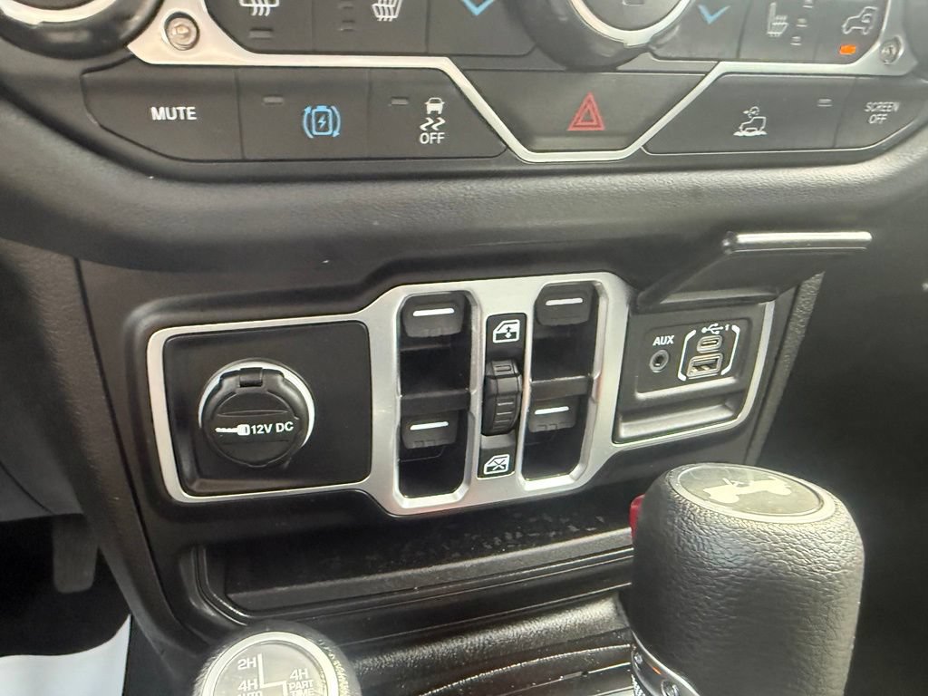 Used 2025 Jeep Wrangler Unlimited Sahara AWD/4WD image 24